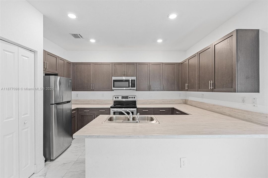 Active With Contract: $3,100 (3 beds, 2 baths, 1662 Square Feet)