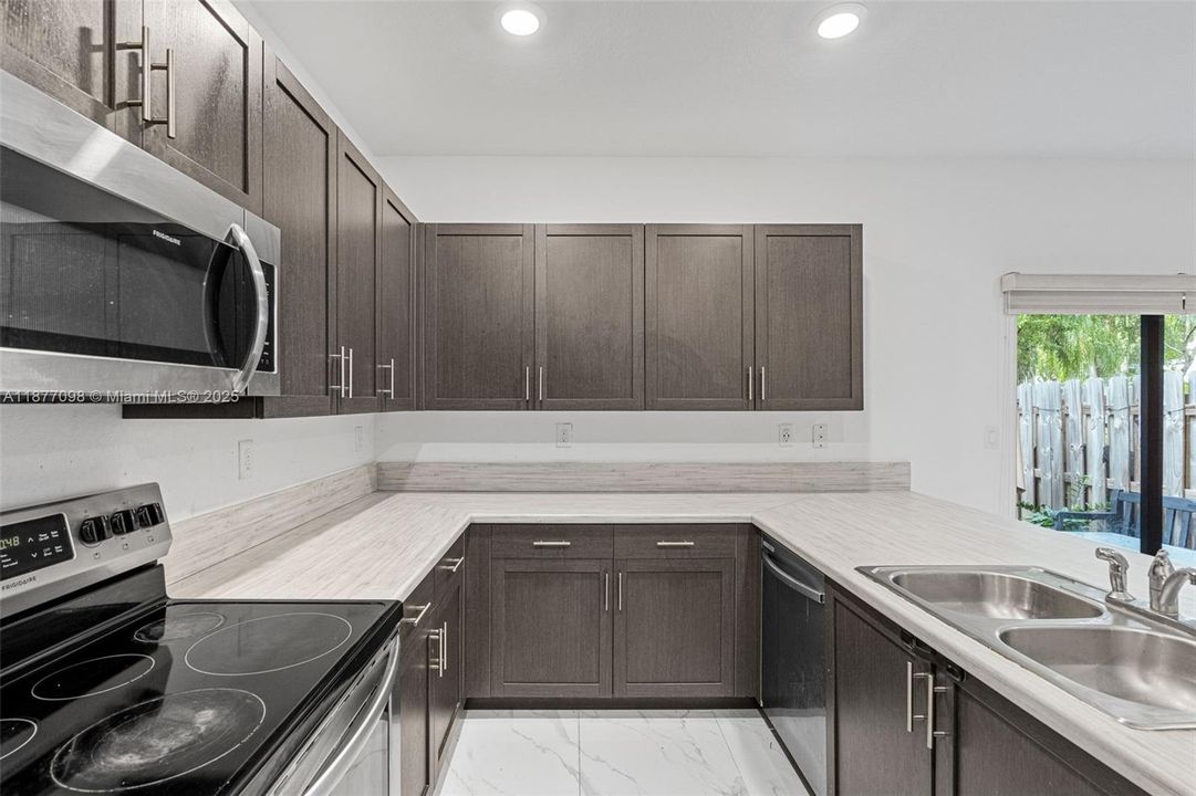 Active With Contract: $3,100 (3 beds, 2 baths, 1662 Square Feet)