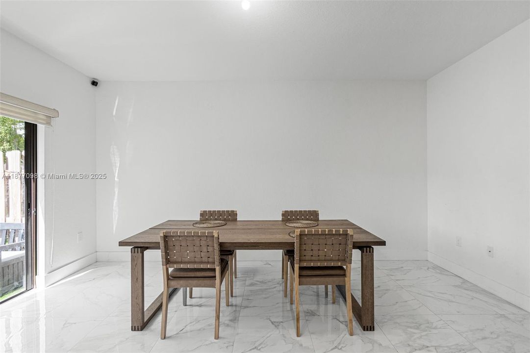 Active With Contract: $3,100 (3 beds, 2 baths, 1662 Square Feet)