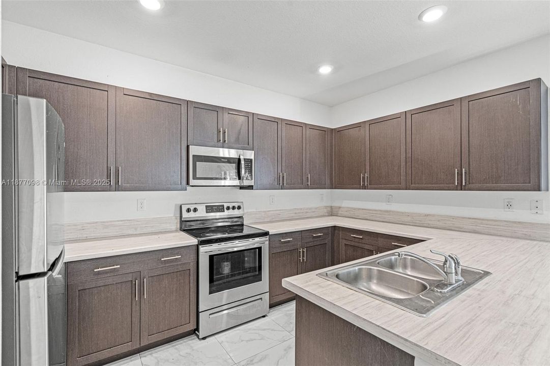 Active With Contract: $3,100 (3 beds, 2 baths, 1662 Square Feet)