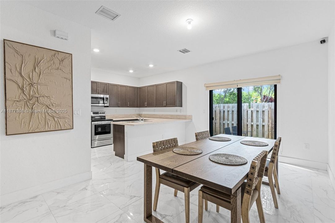 Active With Contract: $3,100 (3 beds, 2 baths, 1662 Square Feet)