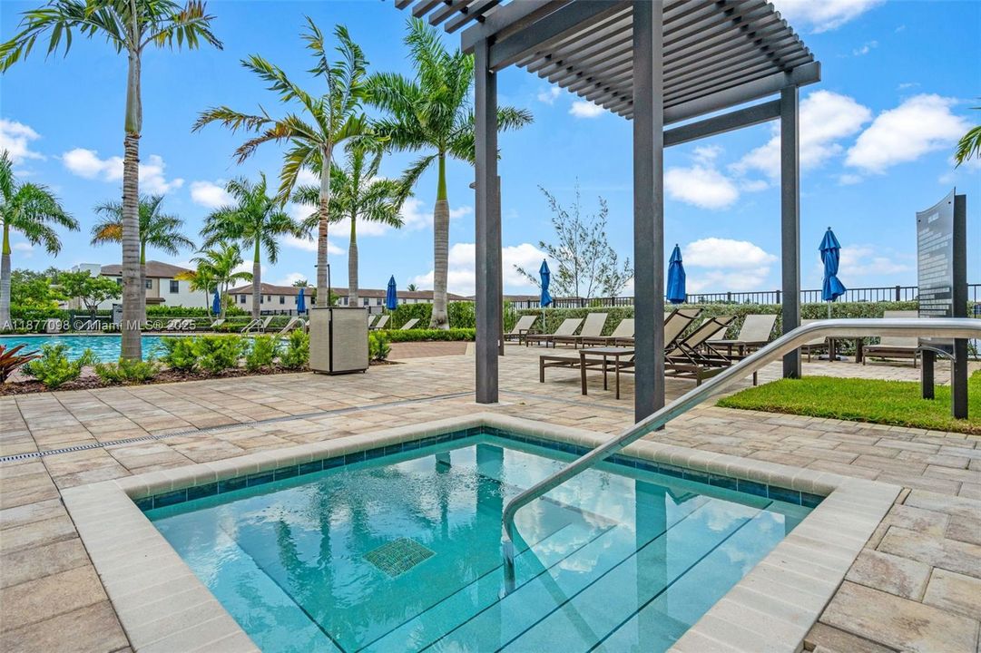 Active With Contract: $3,100 (3 beds, 2 baths, 1662 Square Feet)