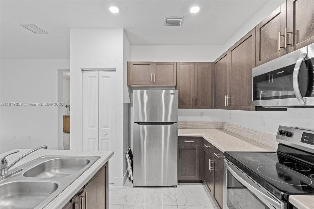 Active With Contract: $3,100 (3 beds, 2 baths, 1662 Square Feet)