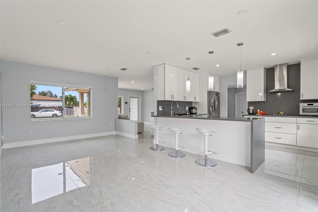 Под контрактом: $4,000 (3 спален, 2 ванн, 1551 Квадратных фут)