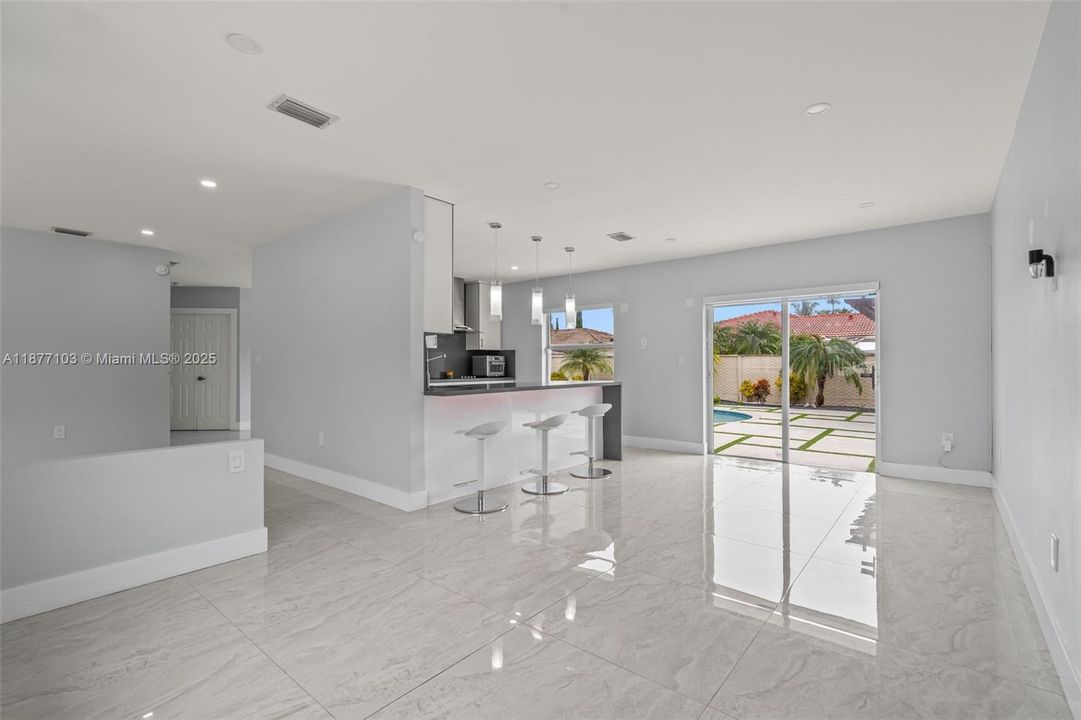 Под контрактом: $4,000 (3 спален, 2 ванн, 1551 Квадратных фут)