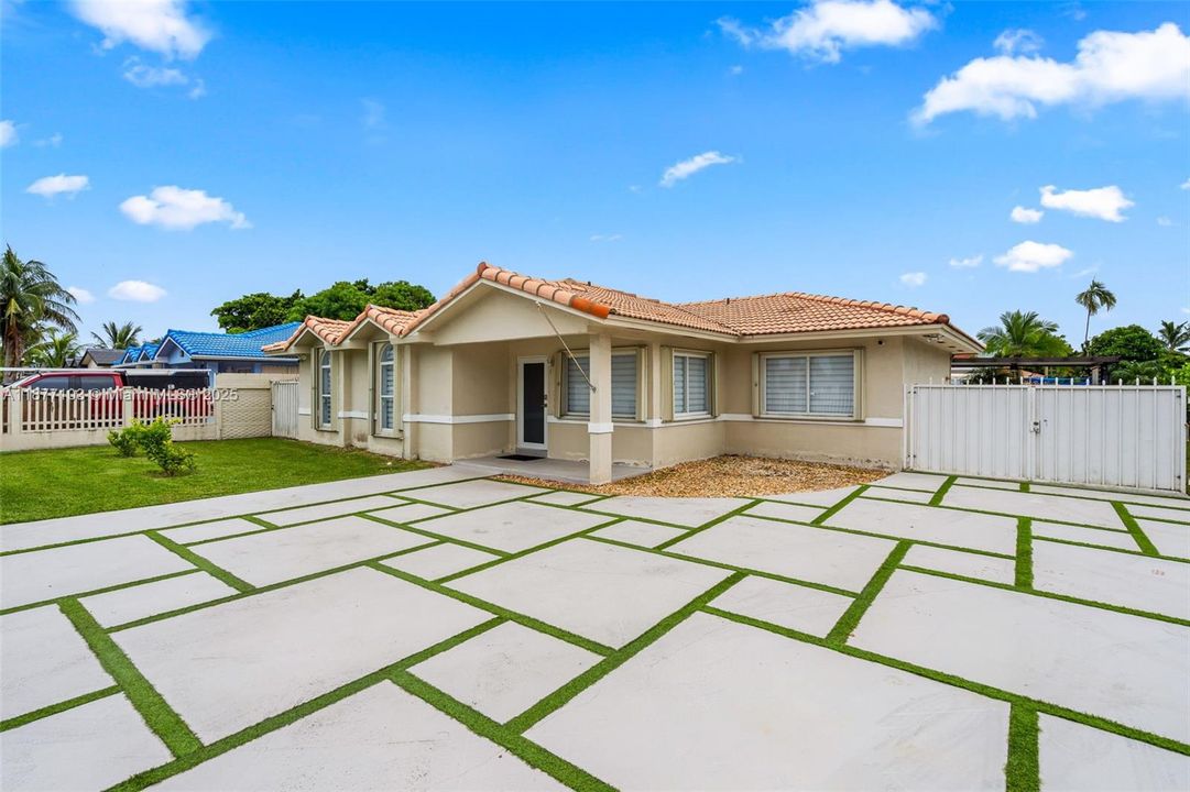 Под контрактом: $4,000 (3 спален, 2 ванн, 1551 Квадратных фут)