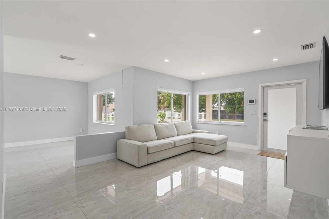 Под контрактом: $4,000 (3 спален, 2 ванн, 1551 Квадратных фут)