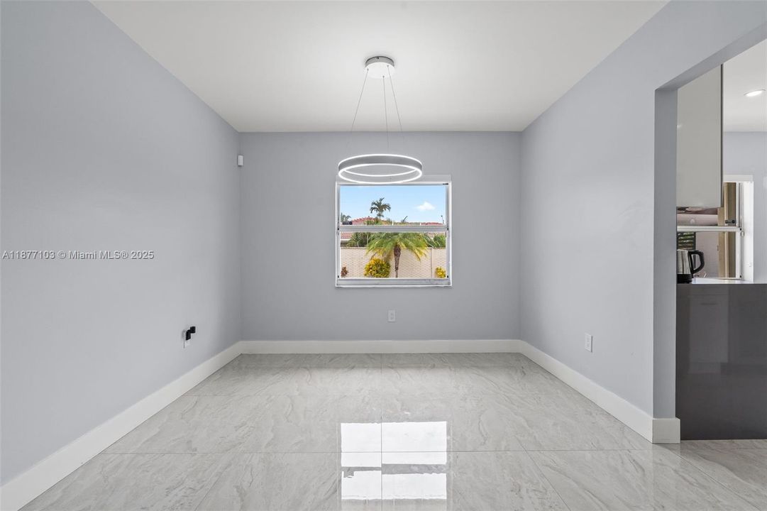 Под контрактом: $4,000 (3 спален, 2 ванн, 1551 Квадратных фут)