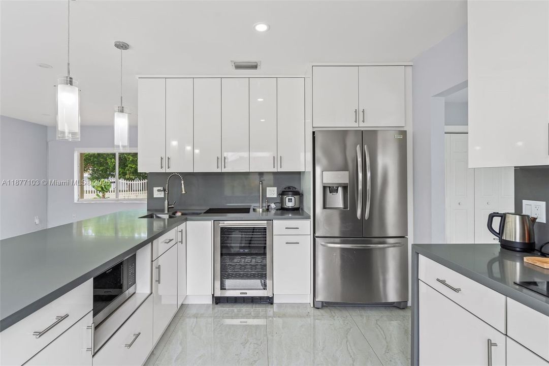 Под контрактом: $4,000 (3 спален, 2 ванн, 1551 Квадратных фут)