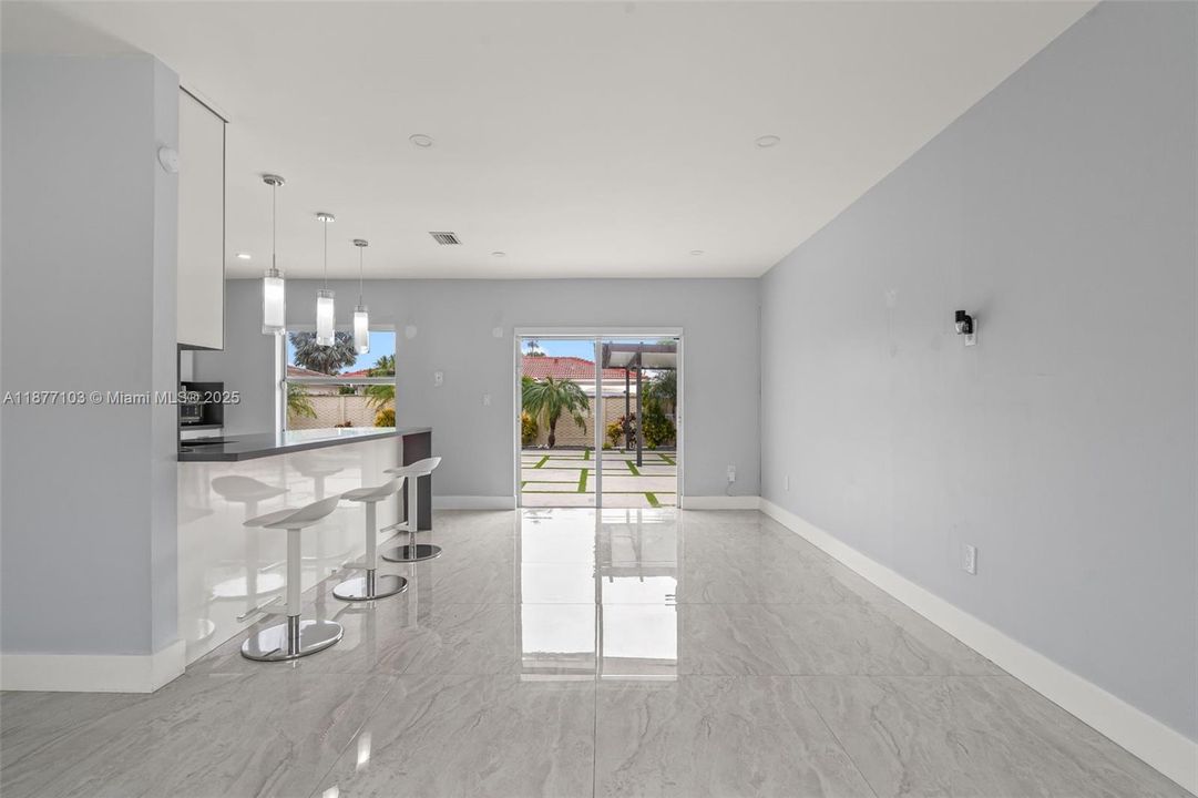 Под контрактом: $4,000 (3 спален, 2 ванн, 1551 Квадратных фут)