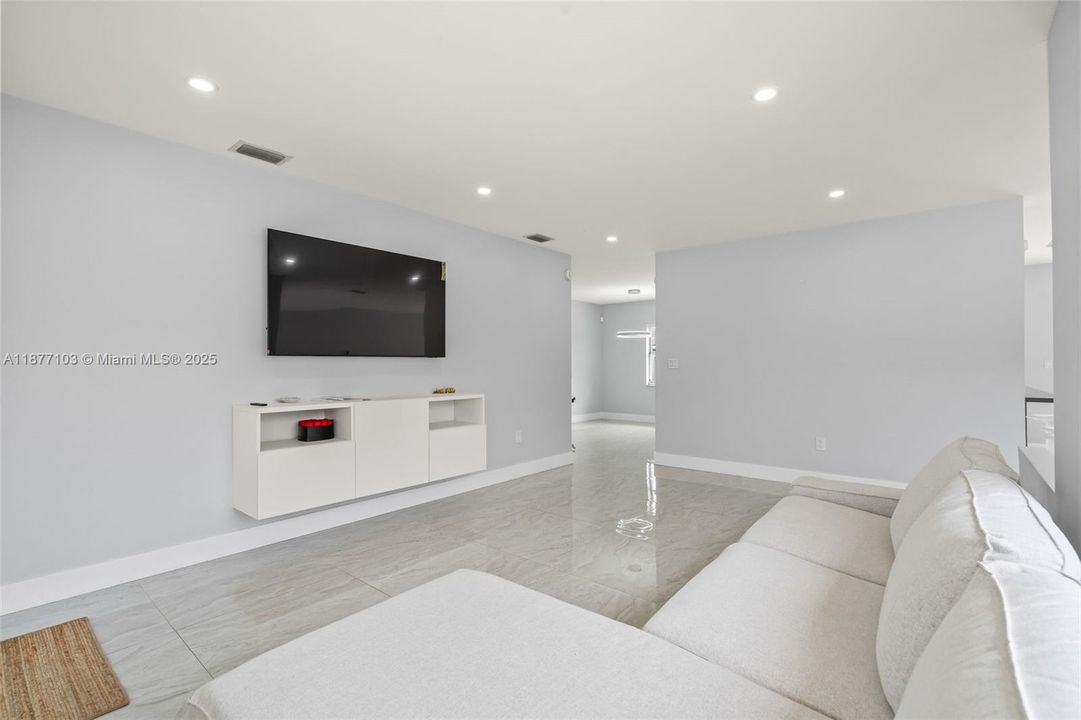 Под контрактом: $4,000 (3 спален, 2 ванн, 1551 Квадратных фут)