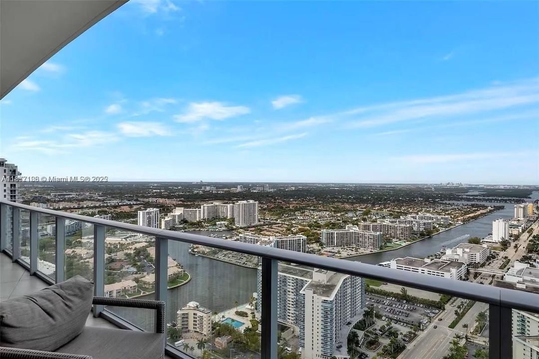 For Rent: $4,800 (2 beds, 2 baths, 1129 Square Feet)