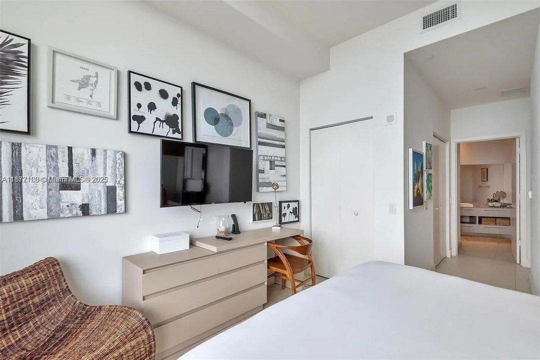 For Rent: $4,800 (2 beds, 2 baths, 1129 Square Feet)