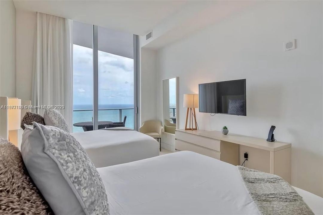 For Rent: $4,800 (2 beds, 2 baths, 1129 Square Feet)