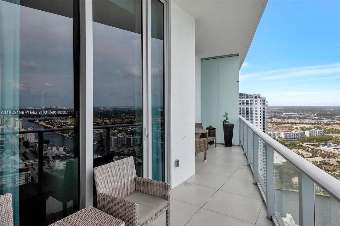 For Rent: $4,800 (2 beds, 2 baths, 1129 Square Feet)