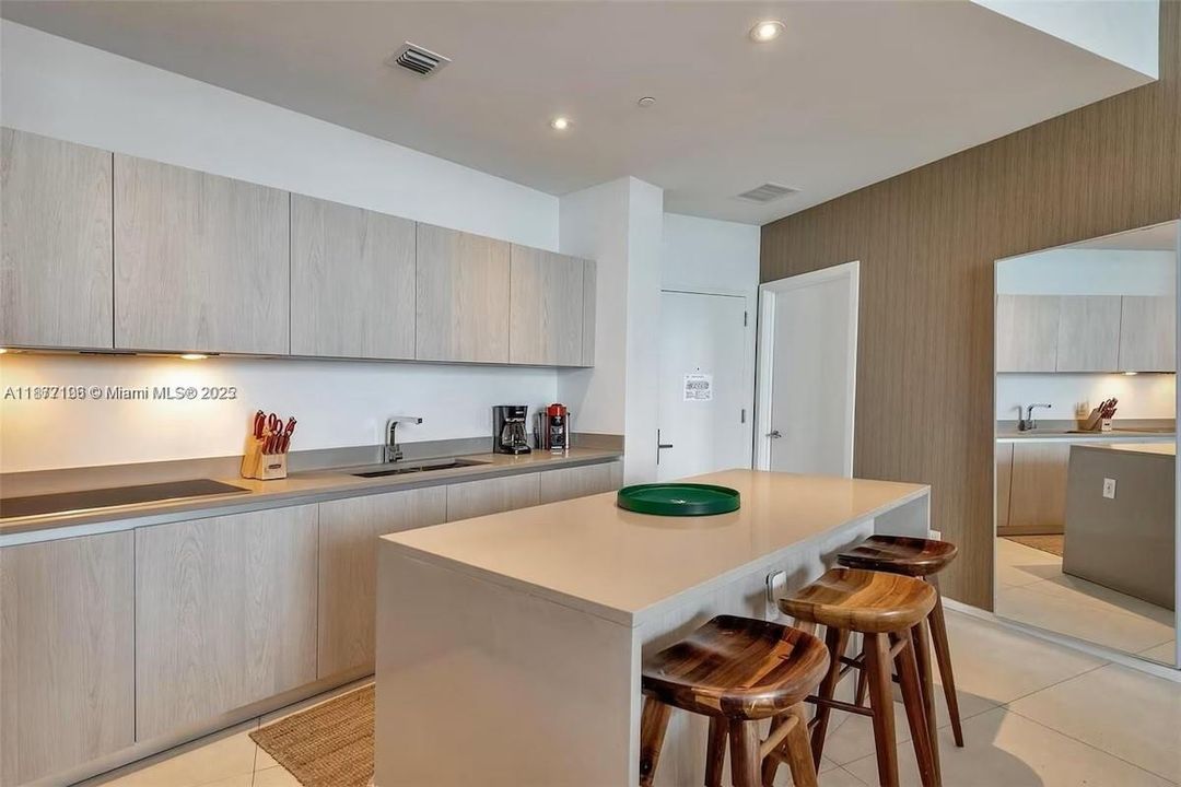 For Rent: $4,800 (2 beds, 2 baths, 1129 Square Feet)