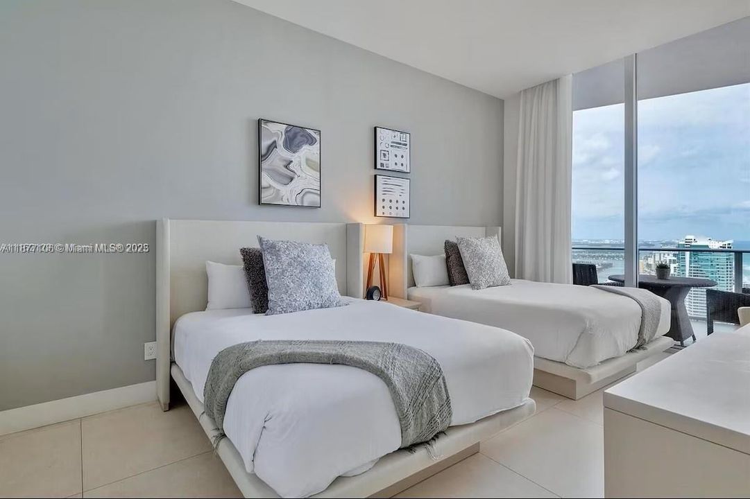 For Rent: $4,800 (2 beds, 2 baths, 1129 Square Feet)