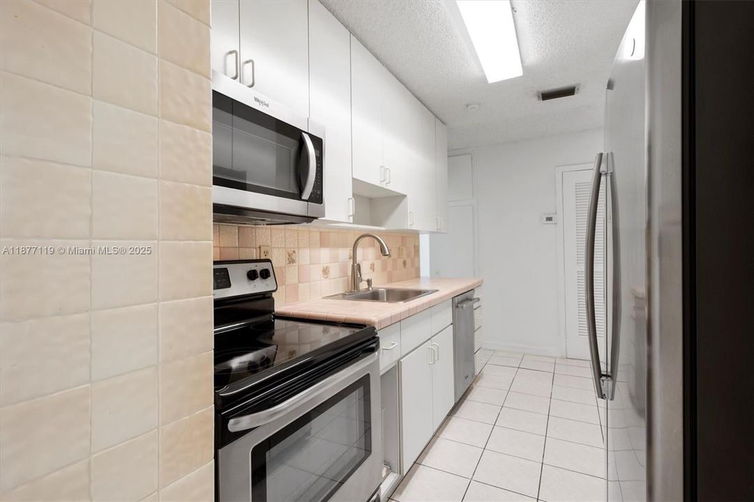 Recently Sold: $699,000 (4 beds, 3 baths, 1732 Square Feet)