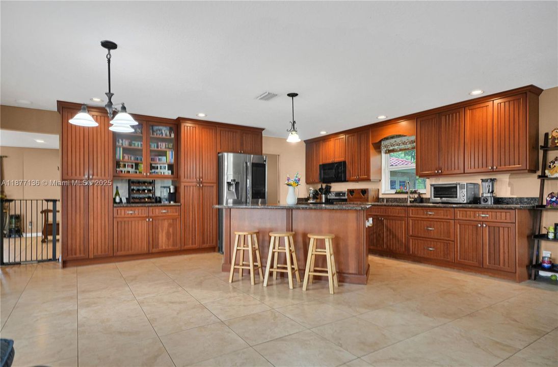 Недавно продано: $845,000 (5 спален, 3 ванн, 2836 Квадратных фут)