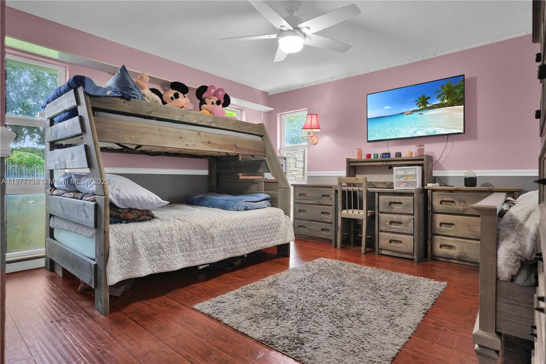 Недавно продано: $845,000 (5 спален, 3 ванн, 2836 Квадратных фут)