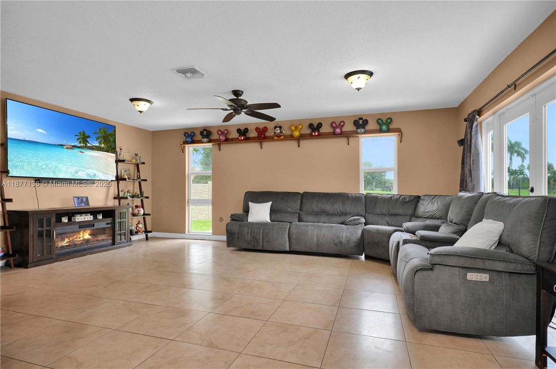 Недавно продано: $845,000 (5 спален, 3 ванн, 2836 Квадратных фут)