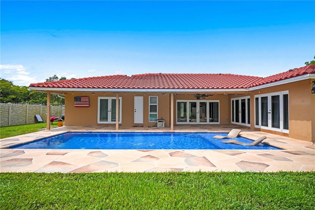 Недавно продано: $845,000 (5 спален, 3 ванн, 2836 Квадратных фут)