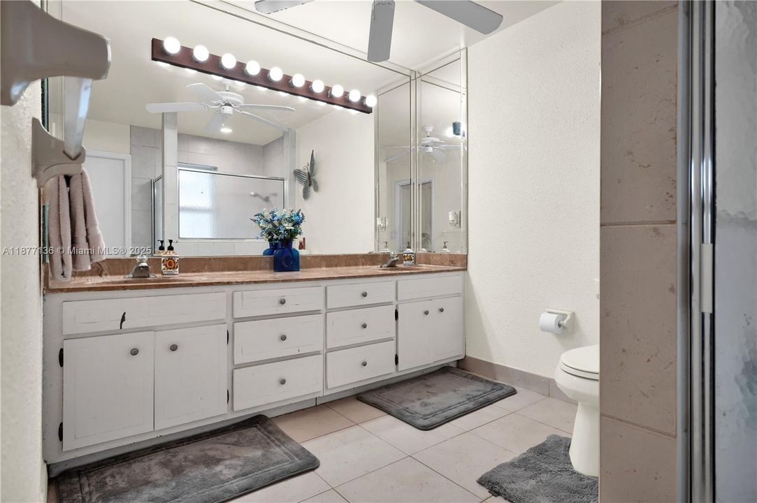 Недавно продано: $845,000 (5 спален, 3 ванн, 2836 Квадратных фут)