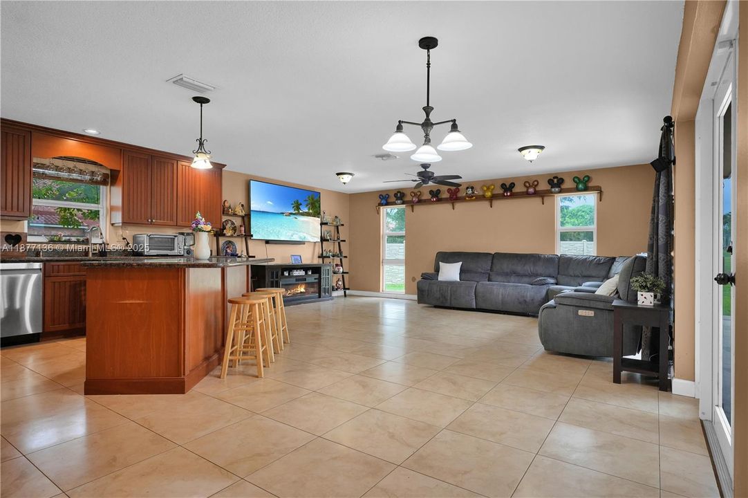 Недавно продано: $845,000 (5 спален, 3 ванн, 2836 Квадратных фут)