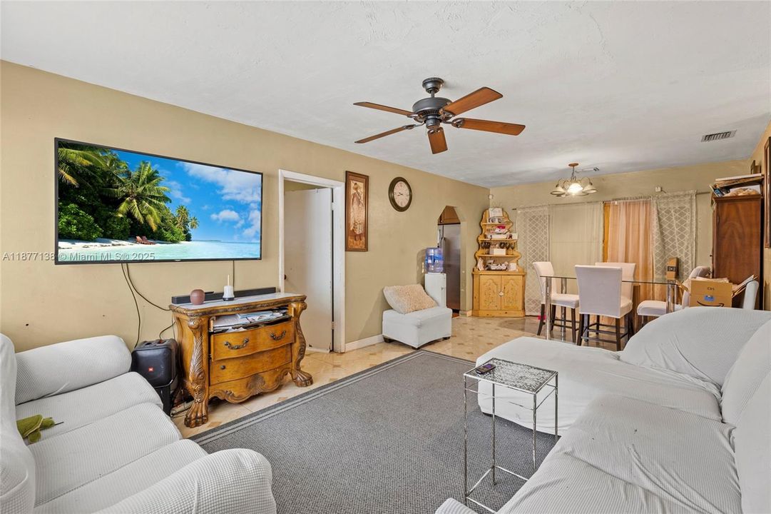 Activo con contrato: $359,990 (3 camas, 2 baños, 1050 Pies cuadrados)