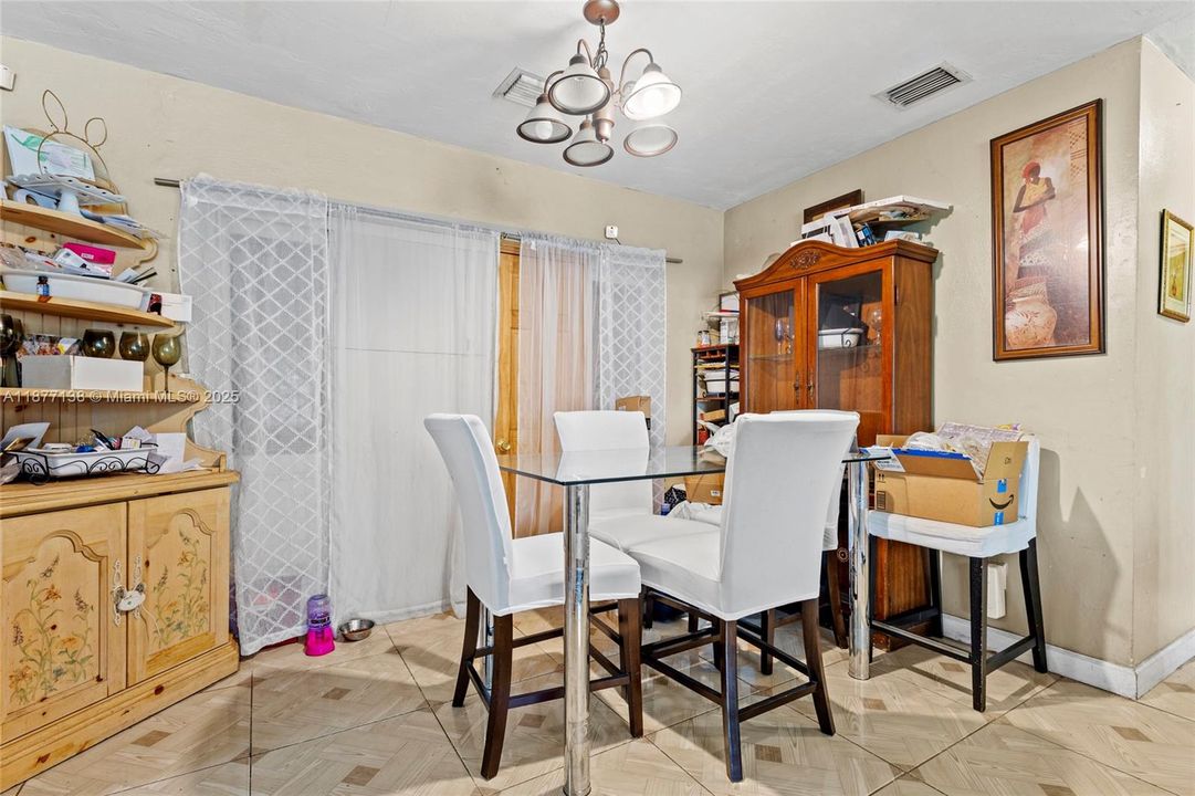 Activo con contrato: $359,990 (3 camas, 2 baños, 1050 Pies cuadrados)