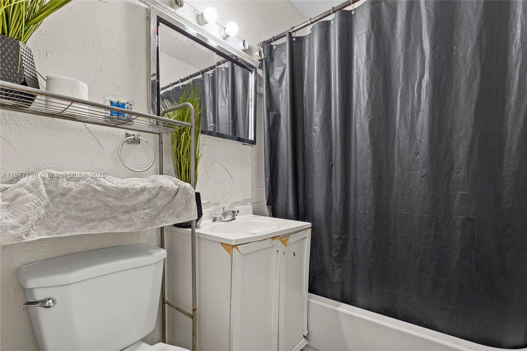 Activo con contrato: $359,990 (3 camas, 2 baños, 1050 Pies cuadrados)