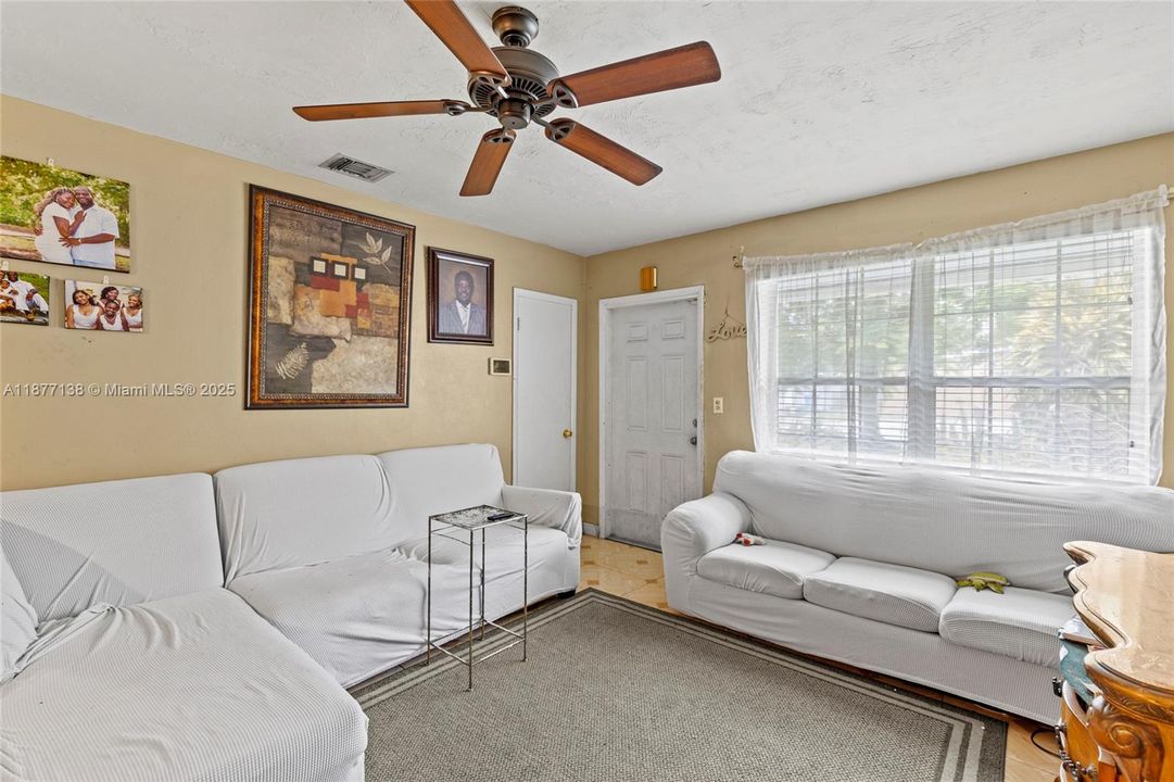 Activo con contrato: $359,990 (3 camas, 2 baños, 1050 Pies cuadrados)