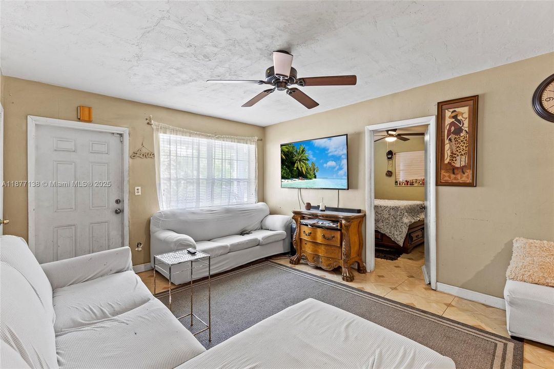 Activo con contrato: $359,990 (3 camas, 2 baños, 1050 Pies cuadrados)