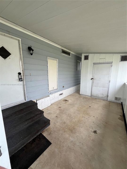 Screened entry area. Perfect for chairs