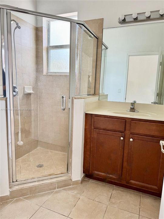 Activo con contrato: $1,650 (1 camas, 1 baños, 2312 Pies cuadrados)