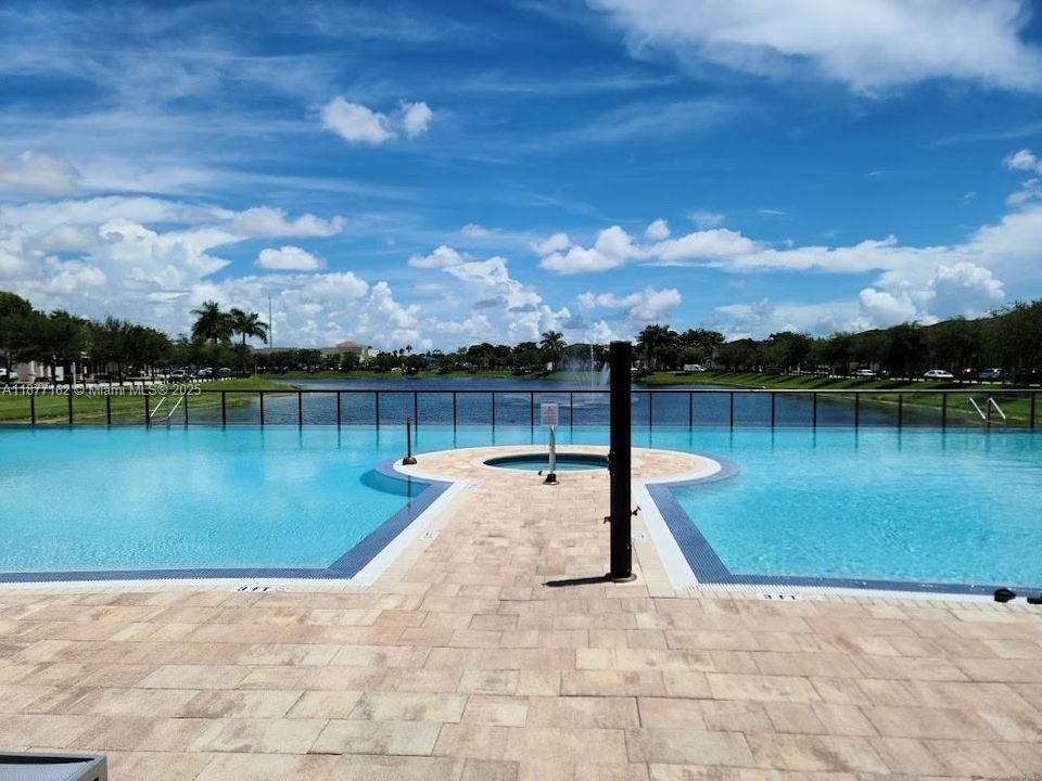 Activo con contrato: $1,650 (1 camas, 1 baños, 2312 Pies cuadrados)