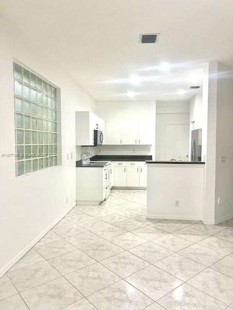 合同活跃: $3,495 (4 贝兹, 2 浴室, 2072 平方英尺)