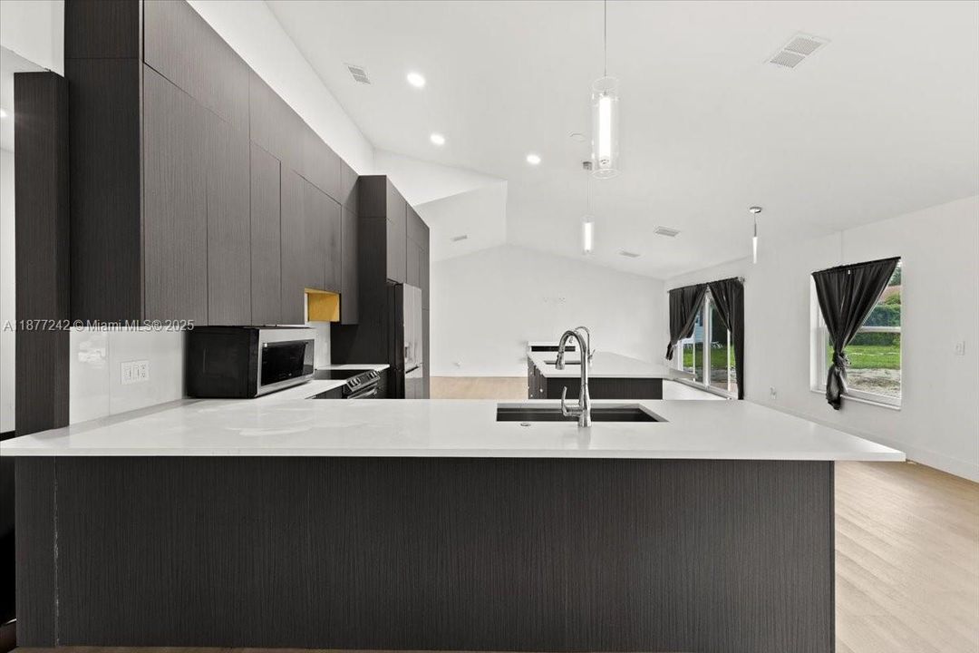 Под контрактом: $790,000 (4 спален, 3 ванн, 2681 Квадратных фут)