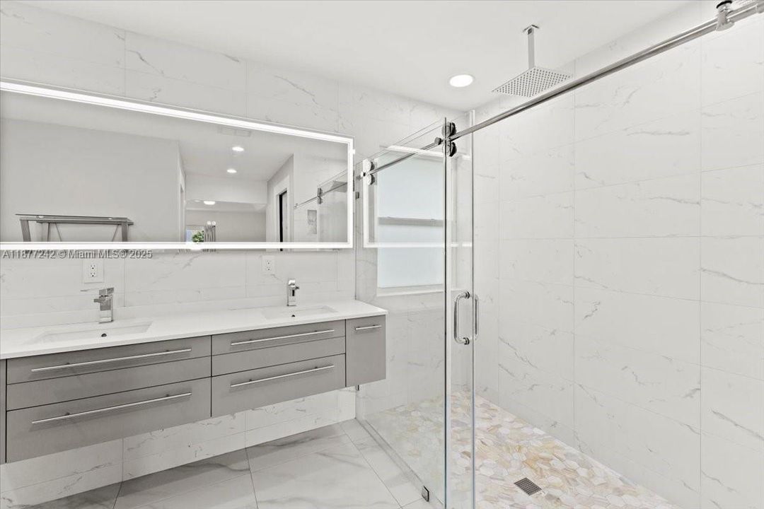 Под контрактом: $790,000 (4 спален, 3 ванн, 2681 Квадратных фут)