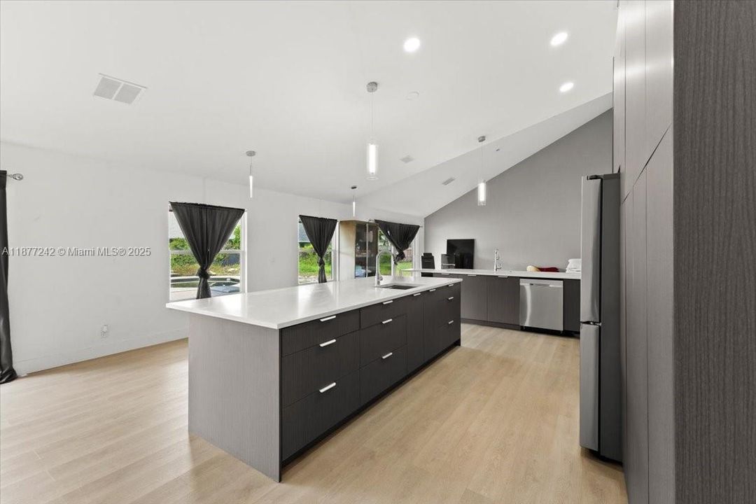 Под контрактом: $790,000 (4 спален, 3 ванн, 2681 Квадратных фут)