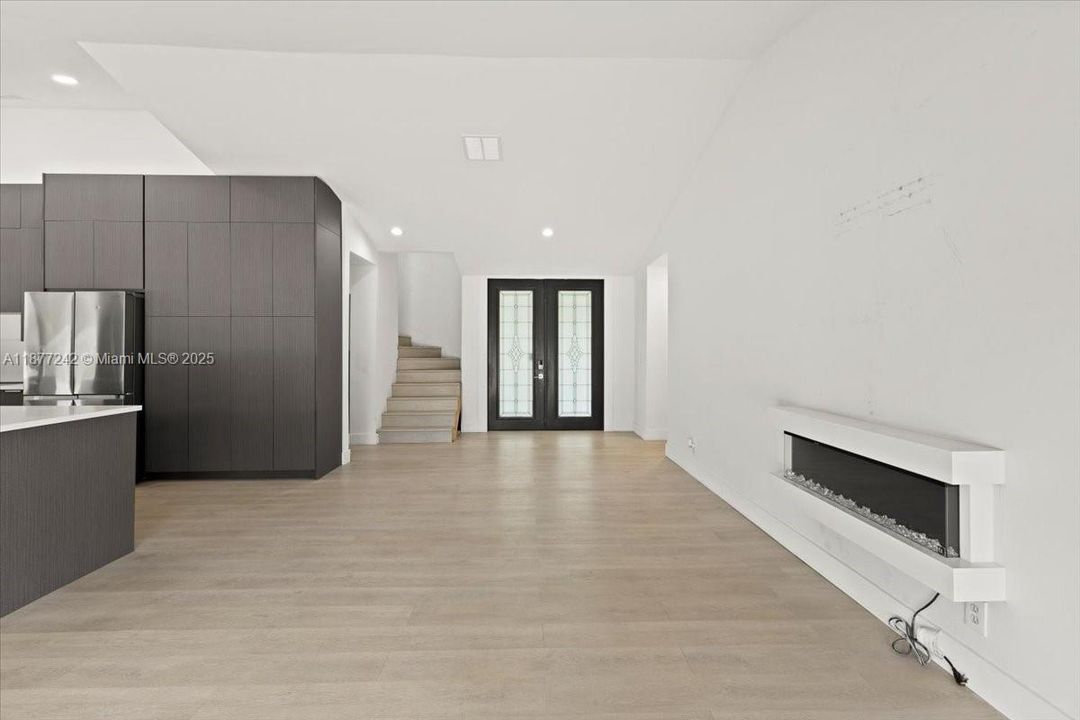 Под контрактом: $790,000 (4 спален, 3 ванн, 2681 Квадратных фут)