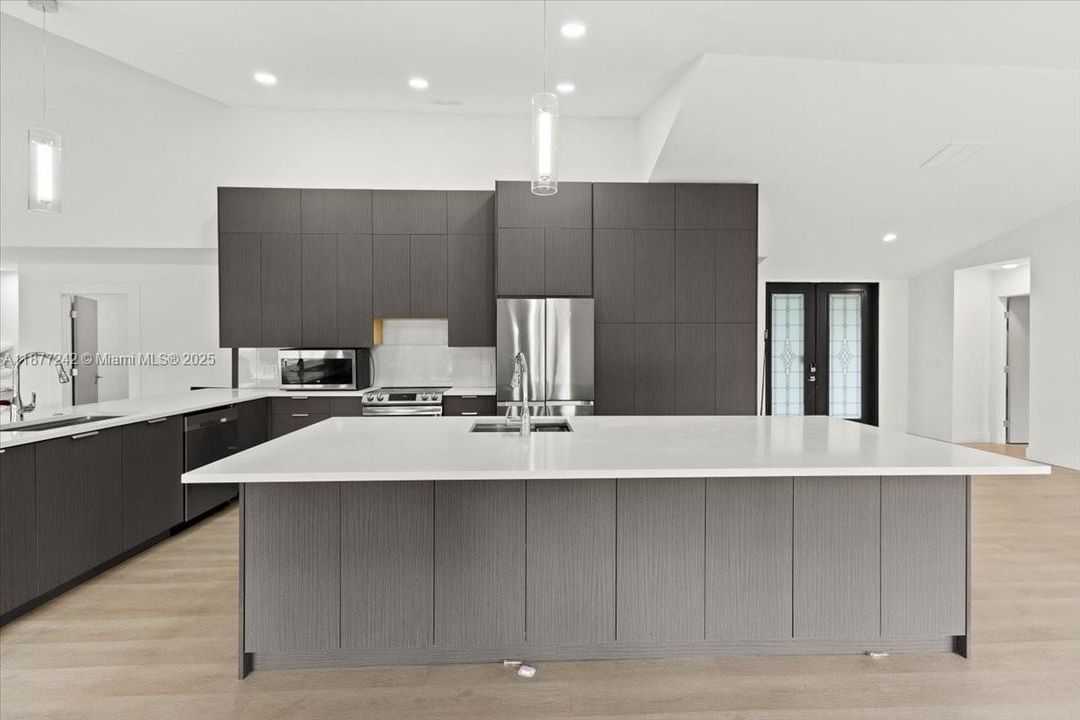 Под контрактом: $790,000 (4 спален, 3 ванн, 2681 Квадратных фут)