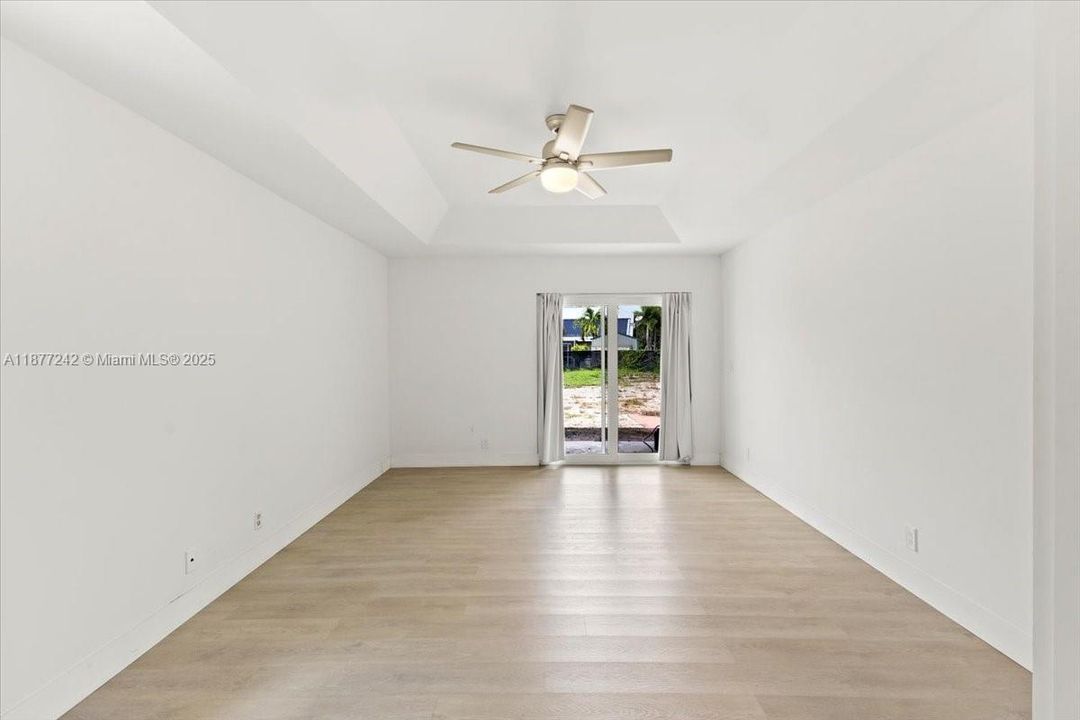 Под контрактом: $790,000 (4 спален, 3 ванн, 2681 Квадратных фут)