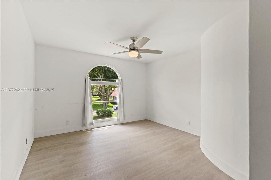 Под контрактом: $790,000 (4 спален, 3 ванн, 2681 Квадратных фут)