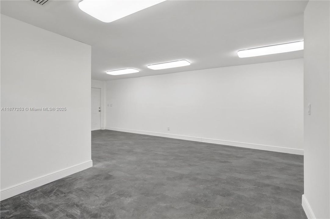 出租: $2,100 (1 贝兹, 1 浴室, 0 平方英尺)