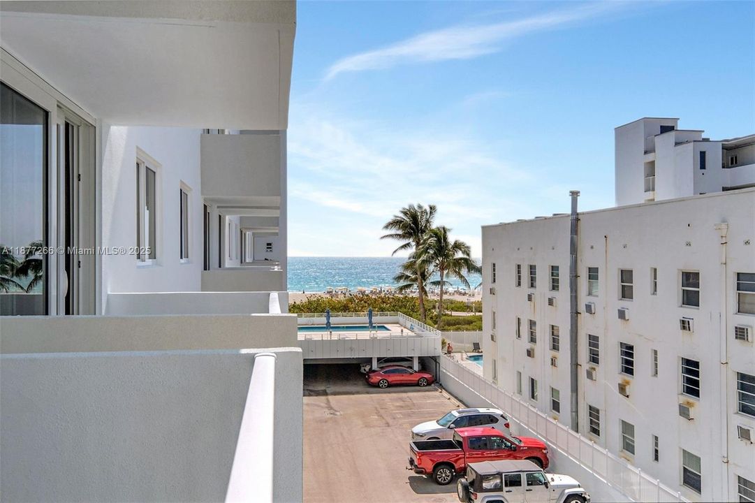 For Sale: $399,000 (1 beds, 1 baths, 656 Square Feet)