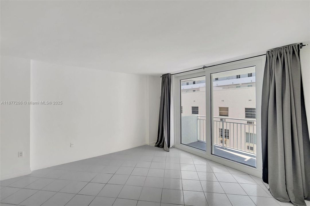 For Sale: $399,000 (1 beds, 1 baths, 656 Square Feet)