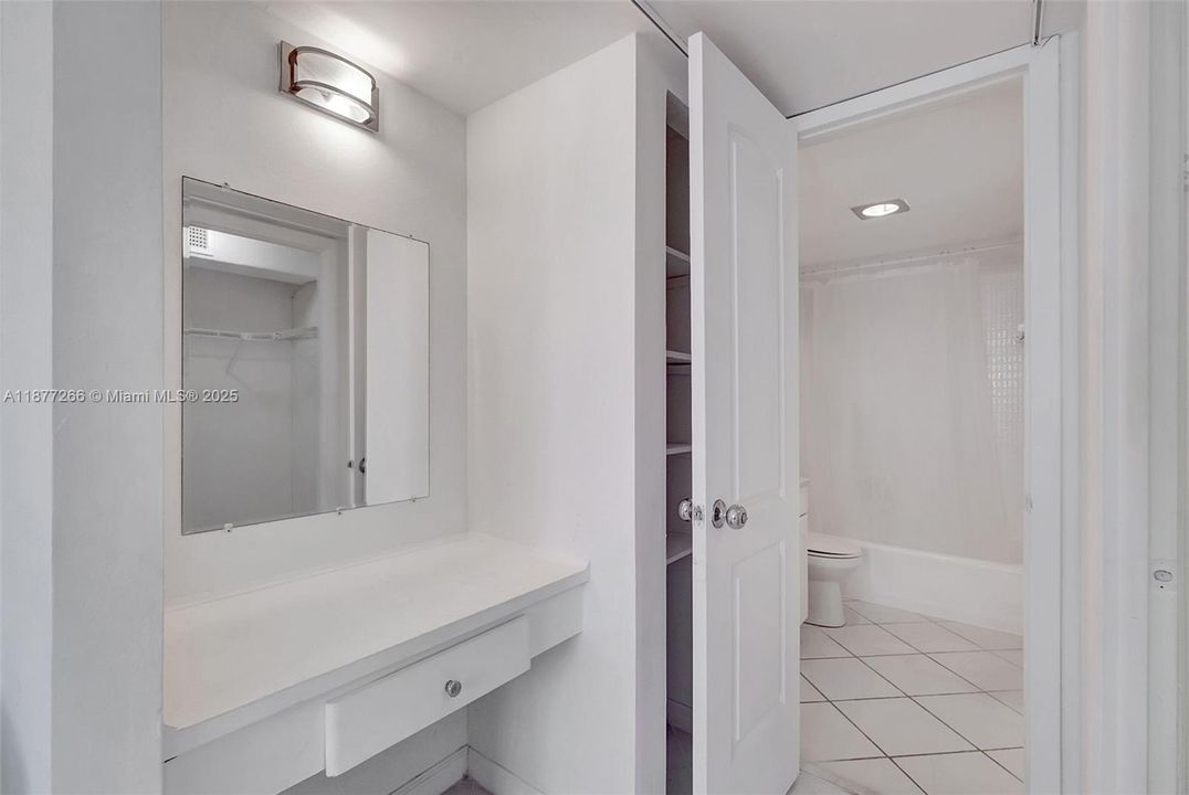 For Sale: $399,000 (1 beds, 1 baths, 656 Square Feet)