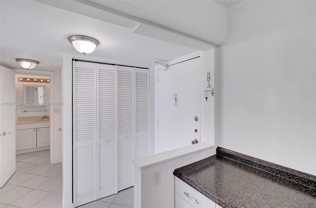 For Sale: $399,000 (1 beds, 1 baths, 656 Square Feet)