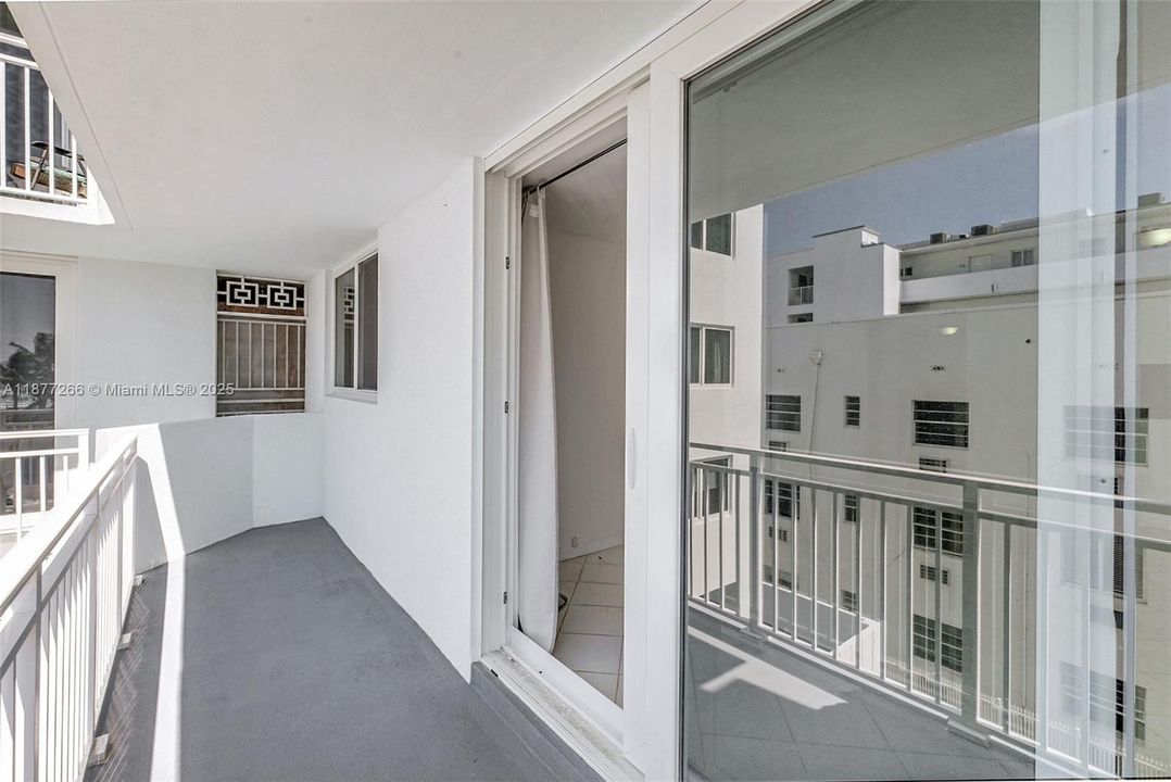 For Sale: $399,000 (1 beds, 1 baths, 656 Square Feet)